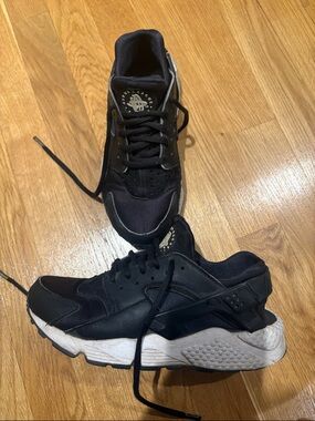 Nike Black Huarache Sneakers- 7.5